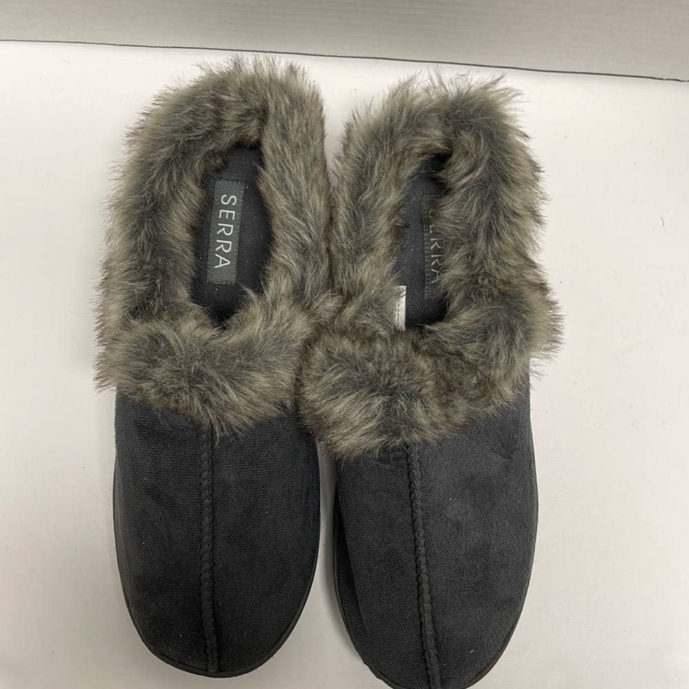 Women’s faux suede gray slippers with faux fur. Size 9/10